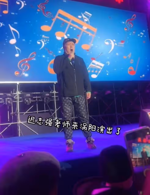 「囚歌王子」遲志強縣城賣力演出,身形顯富態,不收出場費人太多