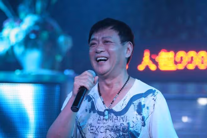 「囚歌王子」遲志強縣城賣力演出,身形顯富態,不收出場費人太多