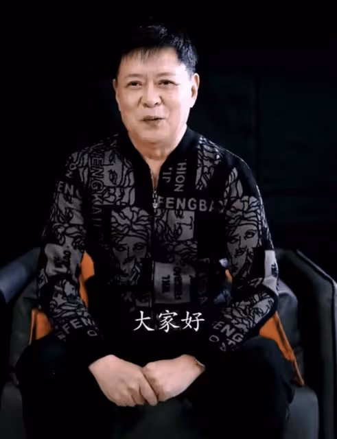 「囚歌王子」遲志強縣城賣力演出,身形顯富態,不收出場費人太多