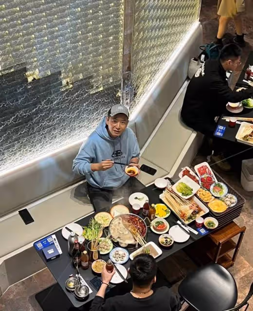 52歲戴軍被偶遇,不做歌手轉行開火鍋店,臉頰圓潤被指似「曹闖」