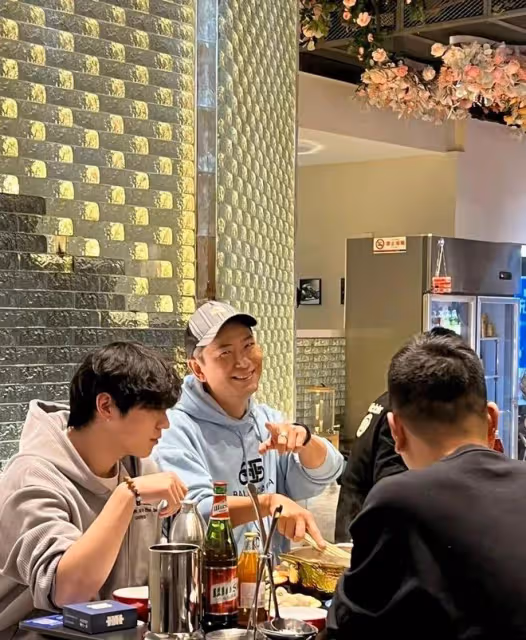 52歲戴軍被偶遇,不做歌手轉行開火鍋店,臉頰圓潤被指似「曹闖」