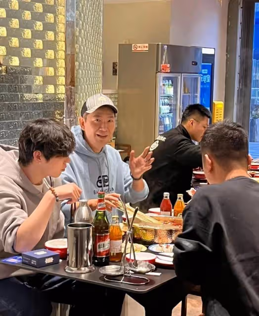 52歲戴軍被偶遇,不做歌手轉行開火鍋店,臉頰圓潤被指似「曹闖」