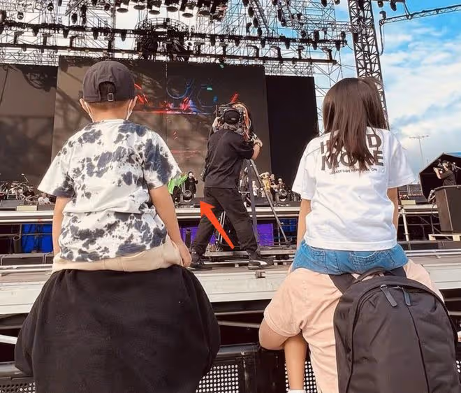 周杰倫澳洲演唱會在即，一雙兒女看爸爸彩排，VIP位置惹粉絲羨慕