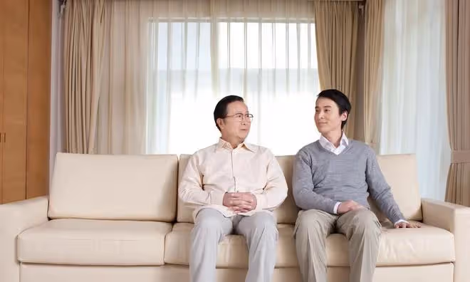 父親有百萬存款，去世後一毛錢不留給兒子，看到遺書兒子抱頭痛哭