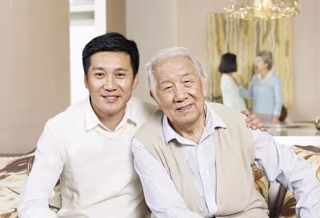 父親有百萬存款，去世後一毛錢不留給兒子，看到遺書兒子抱頭痛哭