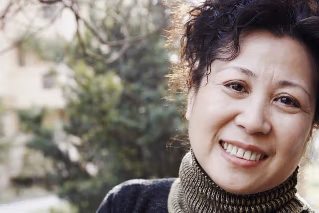 「我老公終於死了」！65歲女人葬禮上突然大笑，她的一句話，竟讓無數女人紛紛落淚！