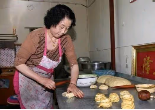 母親每次做飯「妻子就發燒」，丈夫起疑「搶過體溫計」一看　當即含淚報警：母親在害命啊。