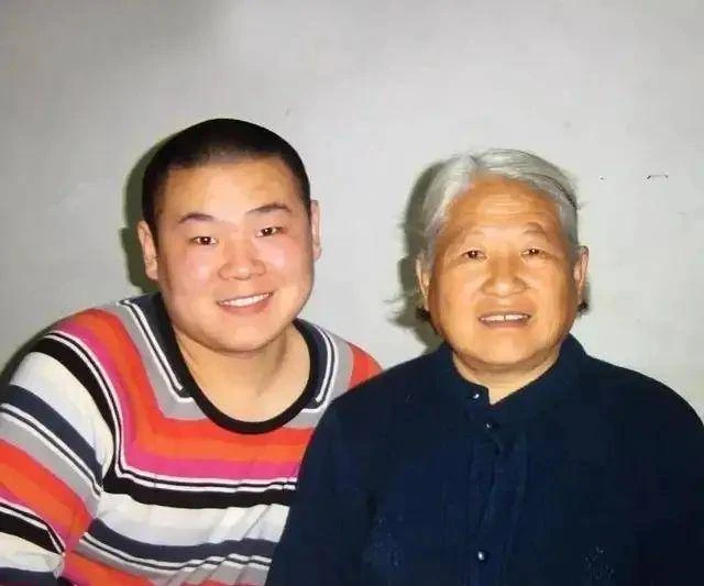 娛樂圈的好女婿，岳雲鵬給岳母建別墅，鄧超給岳母介紹另一半兒