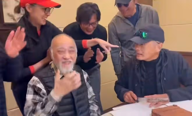 81歲老戲骨生日大咖雲集!周潤發幫切蛋糕,黃日華苗僑偉夫婦獻唱