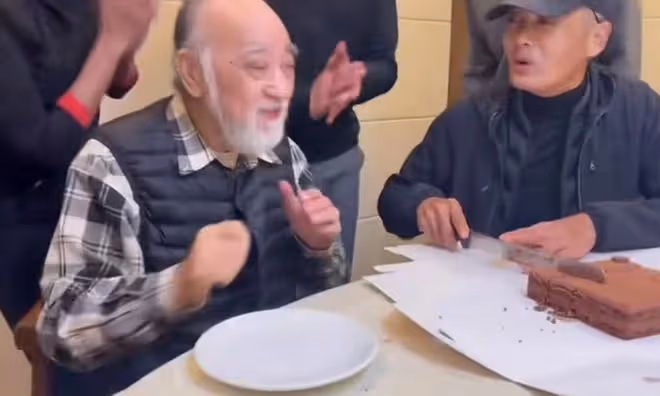 81歲老戲骨生日大咖雲集!周潤發幫切蛋糕,黃日華苗僑偉夫婦獻唱