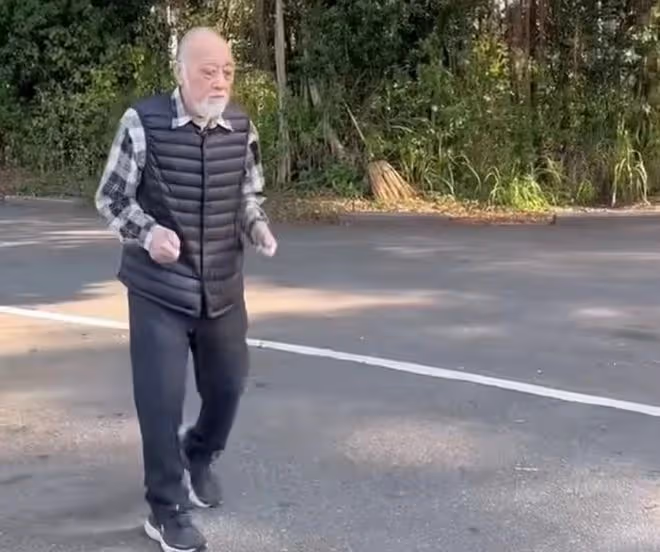 81歲老戲骨生日大咖雲集!周潤發幫切蛋糕,黃日華苗僑偉夫婦獻唱
