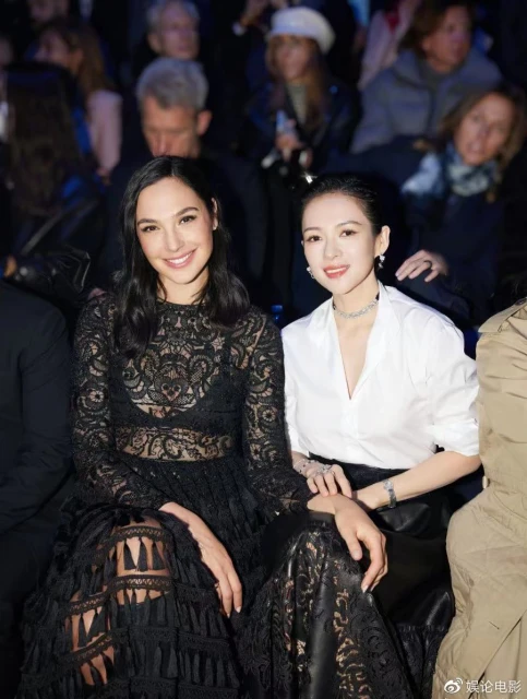 巴黎看秀的章子怡拜訪了老友，坎城電影節藝術總監，還獲對方贈書