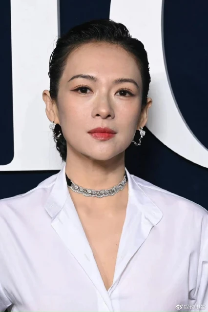 巴黎看秀的章子怡拜訪了老友，坎城電影節藝術總監，還獲對方贈書