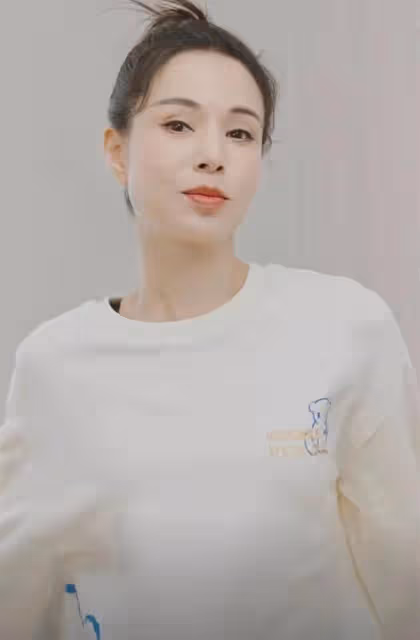 56歲李若彤穿背心大秀身材,一身腱子肉似金剛芭比,已健身22年