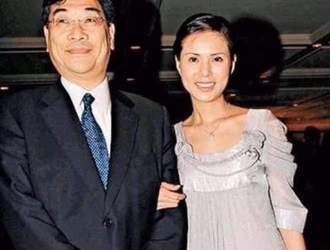 56歲李若彤穿背心大秀身材，一身腱子肉似金剛芭比，已健身22年