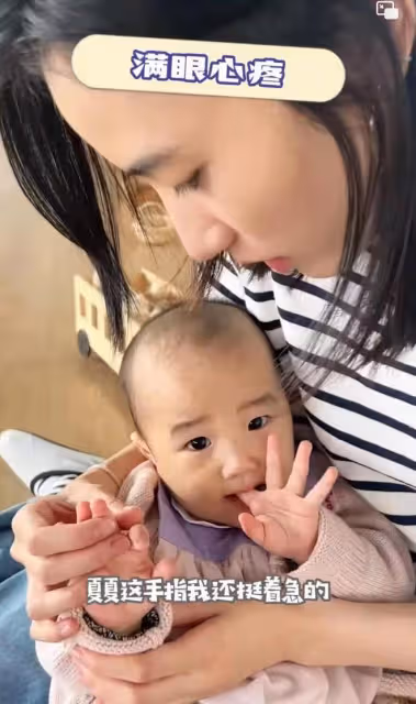 海哈金喜帶女兒看病，小寶貝手指嚴重脫皮，李亞鵬基因被疑有問題