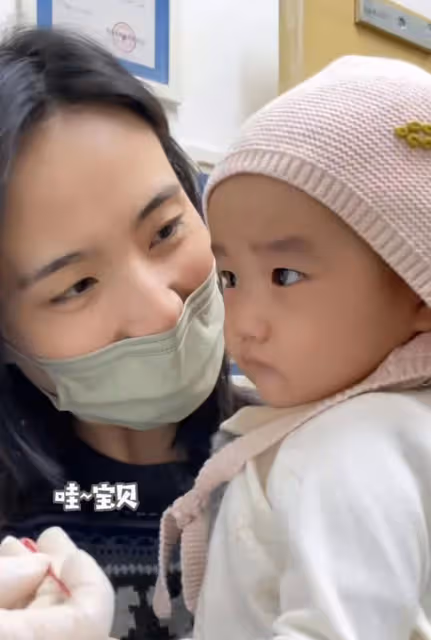 海哈金喜帶女兒看病，小寶貝手指嚴重脫皮，李亞鵬基因被疑有問題