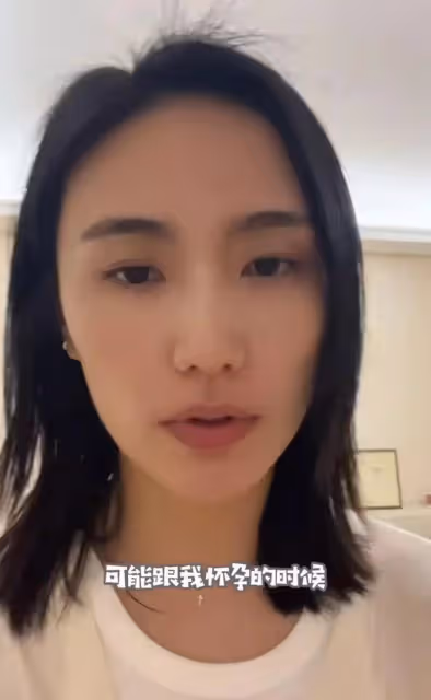 海哈金喜帶女兒看病，小寶貝手指嚴重脫皮，李亞鵬基因被疑有問題