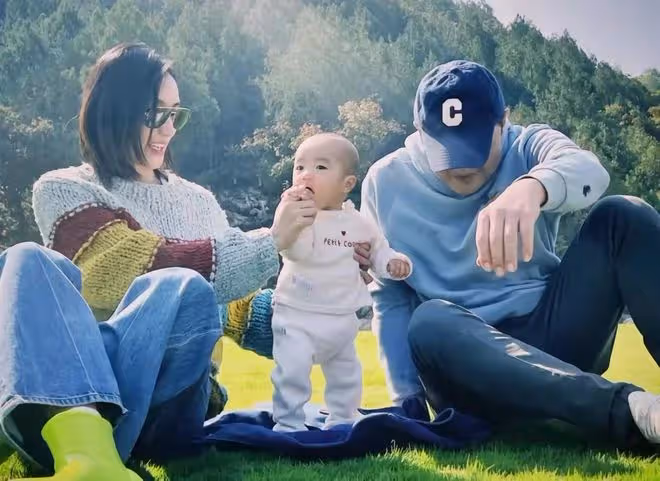 海哈金喜帶女兒看病，小寶貝手指嚴重脫皮，李亞鵬基因被疑有問題