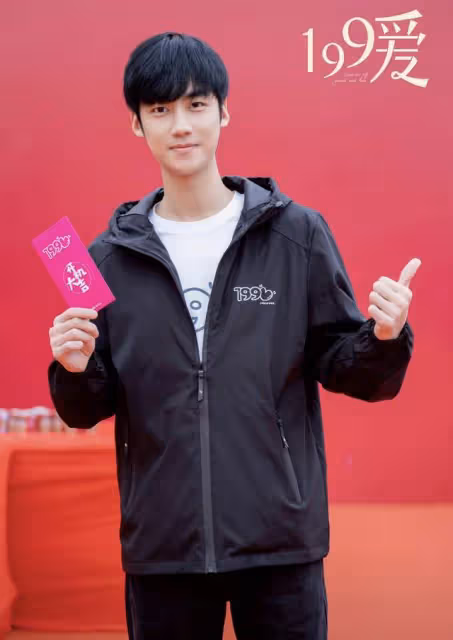 25歲男星突發心梗去世！新冠痊癒後喝酒健身，曾是關曉彤北影同學