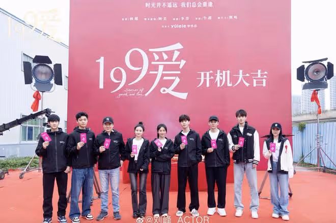 25歲演員劉峰疑因過勞猝死，卻被造謠陽康後喝酒，周也發文悼念