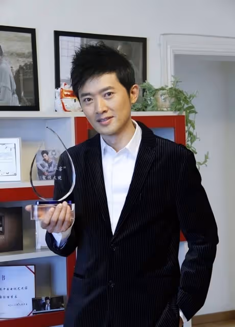 李冰冰第13年為任泉慶生，50歲任泉手動比心，互動曖昧被喊話結婚