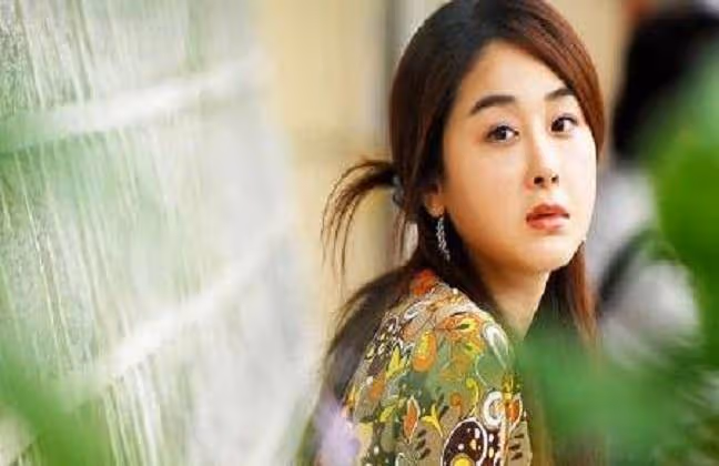 44歲女明星和60歲公公十指緊扣，26歲老公靠邊站，網友：刷新三觀