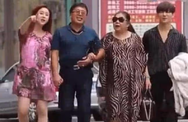 44歲女明星和60歲公公十指緊扣，26歲老公靠邊站，網友：刷新三觀