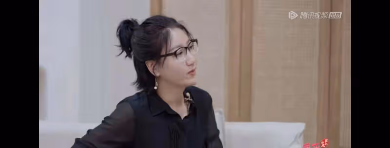 傅首爾三次打斷水哥的談話，還作出特別膚淺的總結，差距太大了
