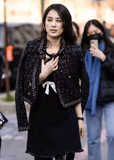黃聖依巴黎看秀造型翻車，駝背沒氣質衣服被嘲土，臉頰凹陷像男人
