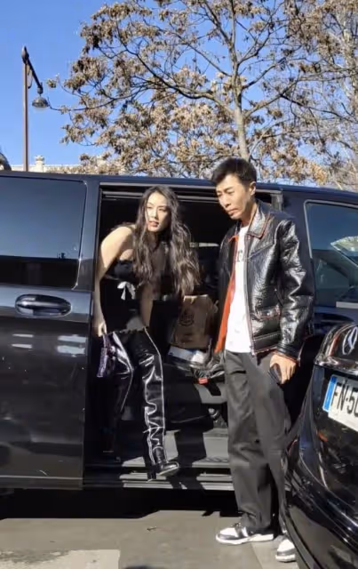 黃聖依巴黎看秀造型翻車,駝背沒氣質衣服被嘲土,臉頰凹陷像男人