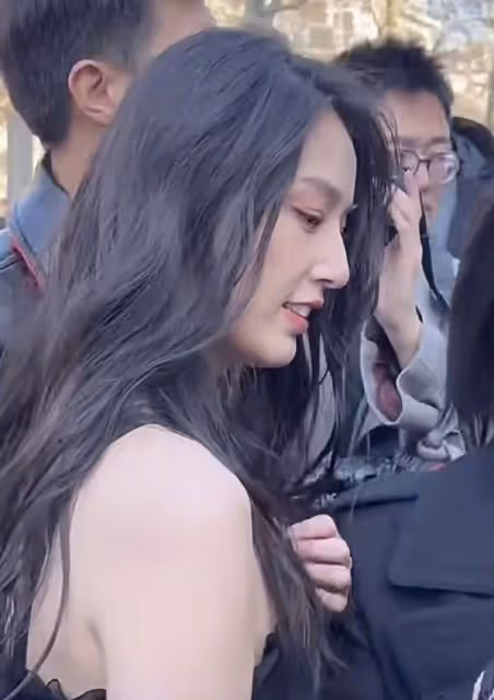 黃聖依巴黎看秀造型翻車,駝背沒氣質衣服被嘲土,臉頰凹陷像男人