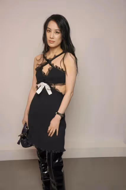 巴黎時裝周亮點:何超蓮傳婚期後亮相,成毅扶摔倒粉絲,女星爭艷