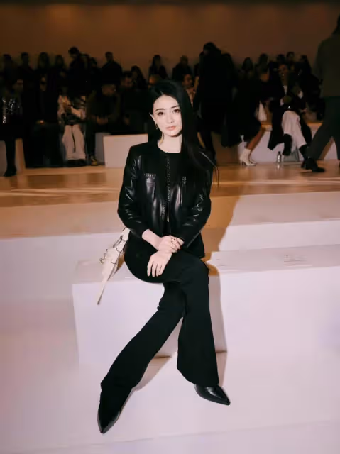 巴黎時裝周亮點:何超蓮傳婚期後亮相,成毅扶摔倒粉絲,女星爭艷