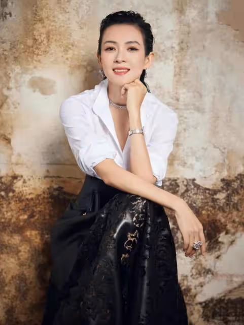 巴黎時裝周亮點：何超蓮傳婚期後亮相，成毅扶摔倒粉絲，女星爭艷