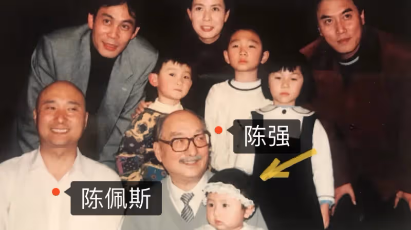 陳佩斯外甥女曬舊照，陳佩斯與父親罕見同框，祖孫三代如複製粘貼