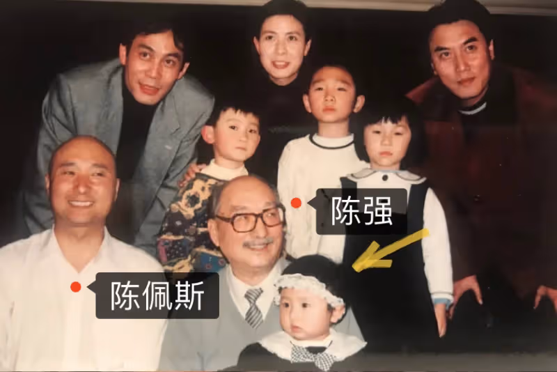 陳佩斯外甥女曬舊照,陳佩斯與父親罕見同框,祖孫三代如複製粘貼