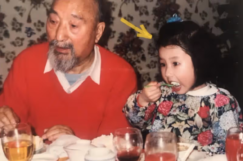 陳佩斯外甥女曬舊照,陳佩斯與父親罕見同框,祖孫三代如複製粘貼