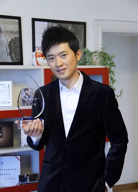 李冰冰連續13年為任泉慶生,50歲任泉手動比心,互動曖昧被喊話結婚