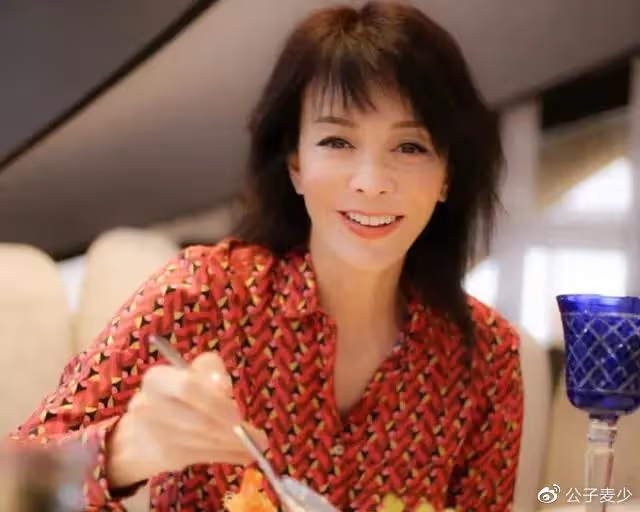 鄭裕玲:不相信婚姻,兩段感情談了26年,如今身邊除了錢還是錢
