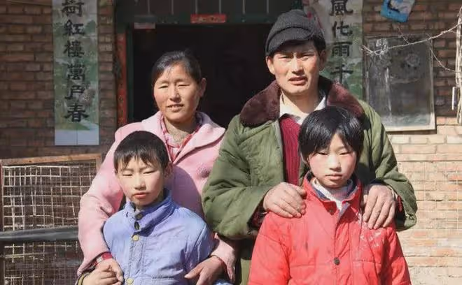 大衣哥女兒朱雪梅定親成功,兩人一見鍾情,男方迫不及待送禮上門