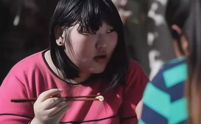 大衣哥女兒朱雪梅定親成功,兩人一見鍾情,男方迫不及待送禮上門