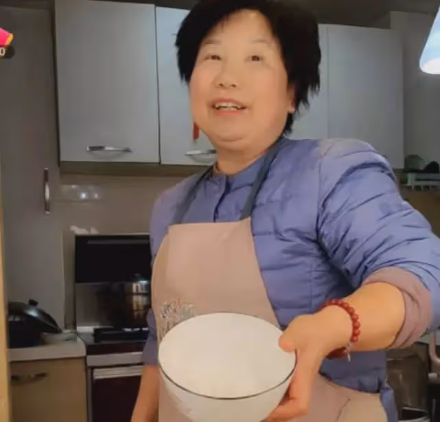 杜新枝直播做飯,讓大家買書,金果兒又出惡語,許敏不說田家壞話