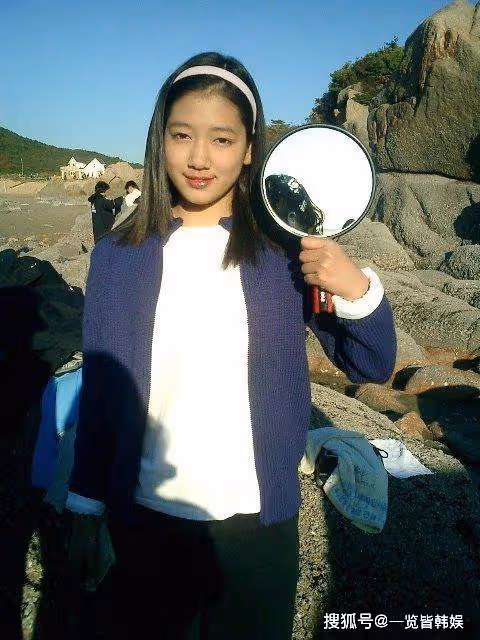 朴信惠春日寫真美麗動人 再次演醫生搭檔朴烔植 產後復出狀態極佳