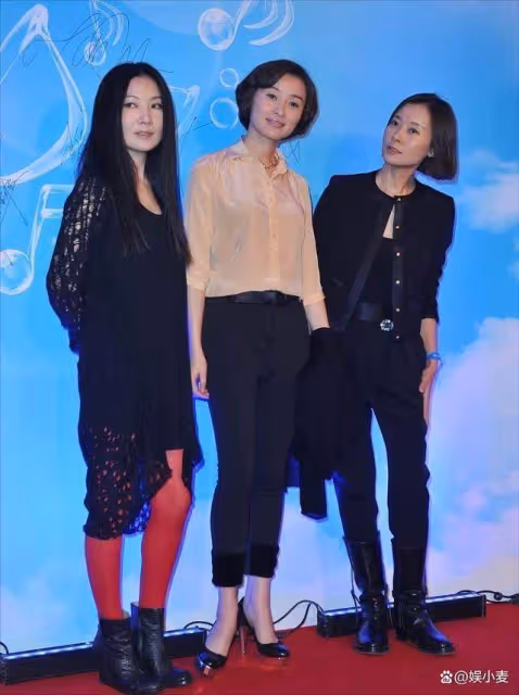 吳越有點不地道,跟柯藍合影還把外套脫了,而柯藍想脫卻又不能脫