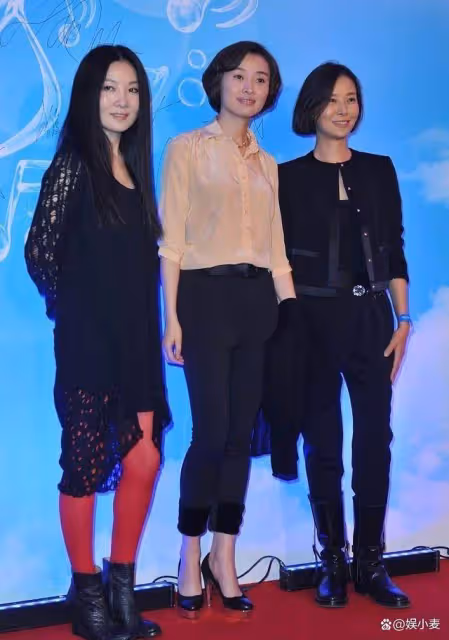 吳越有點不地道,跟柯藍合影還把外套脫了,而柯藍想脫卻又不能脫