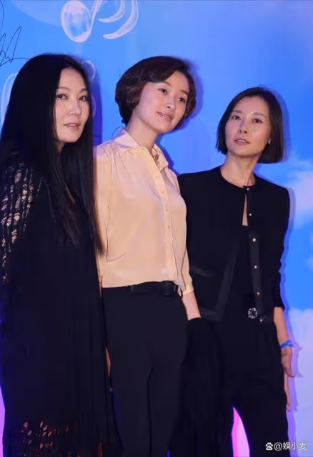 吳越有點不地道,跟柯藍合影還把外套脫了,而柯藍想脫卻又不能脫