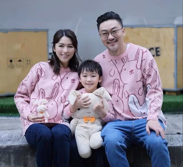 TVB童顏女神宣布封肚!曬唯美孕肚寫真,懷二胎5個月胸部變豐滿