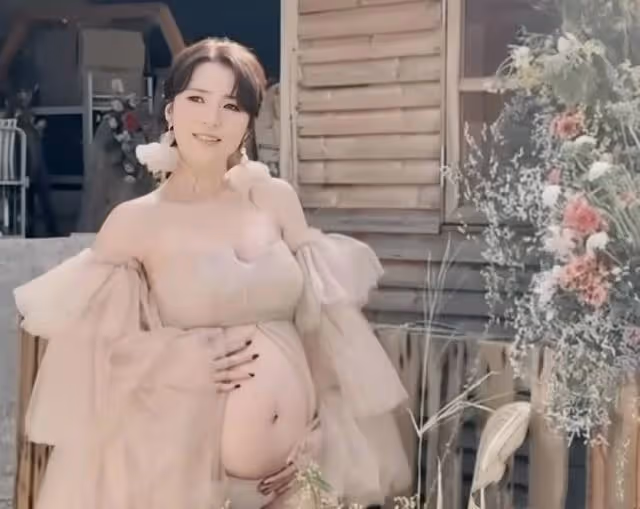 TVB童顏女神宣布封肚!曬唯美孕肚寫真,懷二胎5個月胸部變豐滿