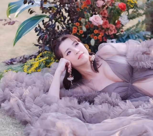 TVB童顏女神宣布封肚!曬唯美孕肚寫真,懷二胎5個月胸部變豐滿